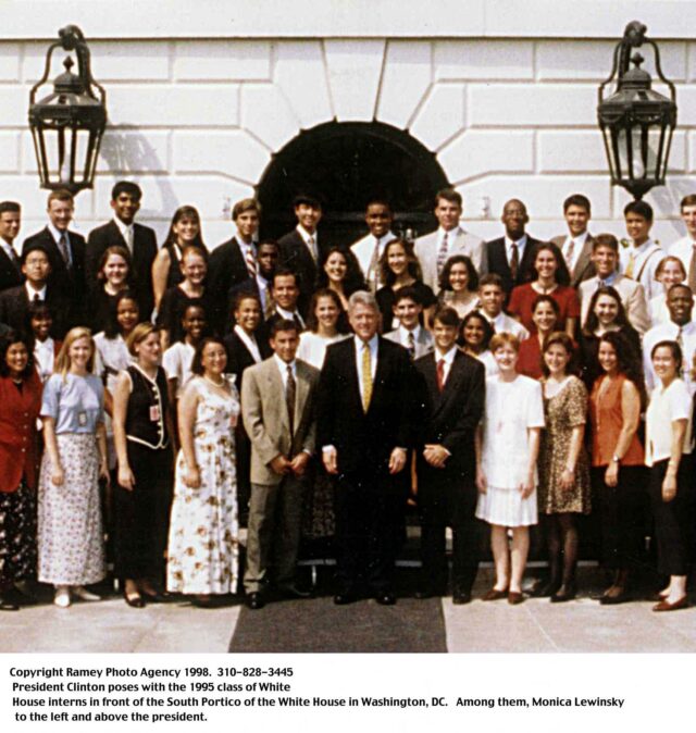 Bill Clinton posa com os estagiários da Casa Branca em 1995.