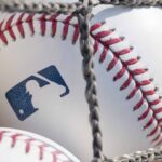 Uma bola de beisebol com o logotipo da MLB é vista no Citizens Bank Park antes de um jogo entre o Washington Nationals e o Philadelphia Phillies em 28 de junho de 2018 na Filadélfia, Pensilvânia.