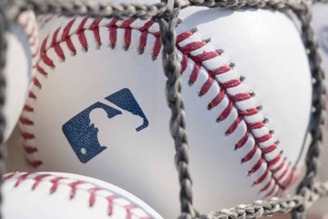 Uma bola de beisebol com o logotipo da MLB é vista no Citizens Bank Park antes de um jogo entre o Washington Nationals e o Philadelphia Phillies em 28 de junho de 2018 na Filadélfia, Pensilvânia.