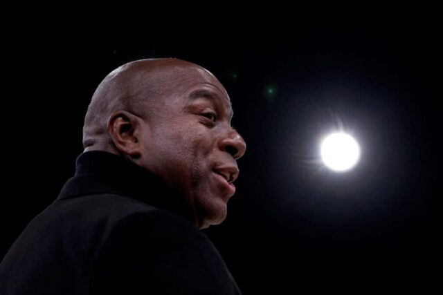 Ex-jogador, Magic Johnson observa durante a partida da NBA entre Chicago Bulls e Detroit Pistons na Accor Arena em 19 de janeiro de 2023 em Paris, França.