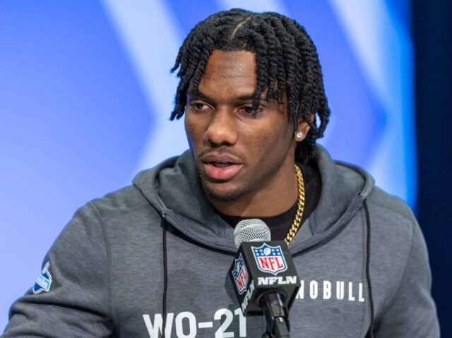 INDIANÁPOLIS, INDIANA - 01 DE MARÇO: Malik Nabers # WO21 dos LSU Tigers fala à mídia durante o 2024 NFL Draft Combine no Lucas Oil Stadium em 01 de março de 2024 em Indianápolis, Indiana.