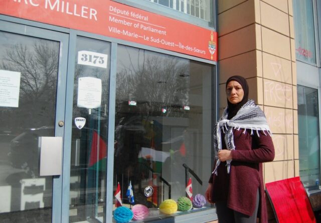 Samar Alkhdour em frente ao escritório do ministro da Imigração canadense, Marc Miller, em Montreal, 29 de março de 2024