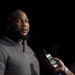 O ex-jogador de futebol universitário e profissional Marcus Spears participa da Noite dos Campeões dos Playoffs de Futebol Universitário da ESPN no Centennial Hall em 10 de janeiro de 2015 em Dallas, Texas.