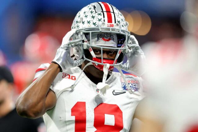 ATLANTA, GEÓRGIA - 31 DE DEZEMBRO: Marvin Harrison Jr. # 18 do Ohio State Buckeyes se aquece antes de um jogo contra o Georgia Bulldogs no Chick-fil-A Peach Bowl no Mercedes-Benz Stadium em 31 de dezembro de 2022 em Atlanta, Geórgia. 