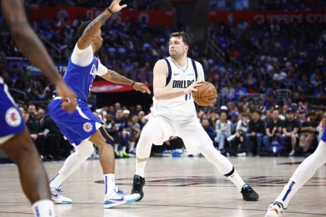 LOS ANGELES, CALIFÓRNIA - 21 DE ABRIL: Luka Doncic # 77 do Dallas Mavericks no segundo tempo durante o primeiro jogo dos Playoffs da Primeira Rodada da Conferência Oeste na Crypto.com Arena em 21 de abril de 2024 em Los Angeles, Califórnia.  NOTA AO USUÁRIO: O usuário reconhece e concorda expressamente que, ao baixar e/ou usar esta fotografia, o usuário concorda com os termos e condições do Contrato de Licença da Getty Images. 