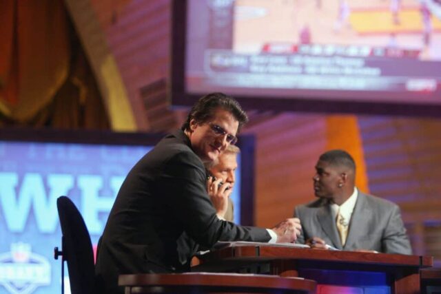 Mel Kiper, Chris Mortensen e Keyshawn Johnson transmitiram para a ESPN durante o Draft da NFL de 2007 em 28 de abril de 2007 no Radio City Music Hall em Nova York, Nova York.