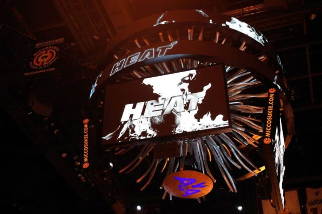 O placar é visto exibindo o logotipo do Miami Heat no segundo jogo das finais da NBA de 2011 na American Airlines Arena em 2 de junho de 2011 em Miami, Flórida.  NOTA AO USUÁRIO: O usuário reconhece e concorda expressamente que, ao baixar e/ou usar esta fotografia, o usuário está concordando com os termos e condições do Contrato de Licença da Getty Images