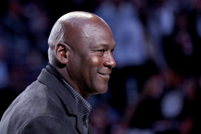 Michael Jordan, dono do Charlotte Hornets, participa de uma cerimônia em homenagem ao jogo NBA All-Star de 2020 durante um intervalo do jogo, enquanto o Time LeBron enfrenta o Time Giannis no quarto período durante o jogo NBA All-Star como parte do 2019 NBA All-Star Weekend no Spectrum Center em 17 de fevereiro de 2019 em Charlotte, Carolina do Norte.  A equipe LeBron venceu por 178-164.  NOTA AO USUÁRIO: O usuário reconhece e concorda expressamente que, ao baixar e/ou usar esta fotografia, o usuário concorda com os termos e condições do Contrato de Licença da Getty Images.