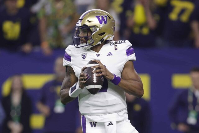 HOUSTON, TEXAS - 08 DE JANEIRO: Michael Penix Jr. # 9 do Washington Huskies tenta lançar a bola no segundo quarto contra o Michigan Wolverines durante o jogo do Campeonato Nacional CFP de 2024 no NRG Stadium em 08 de janeiro de 2024 em Houston, Texas.