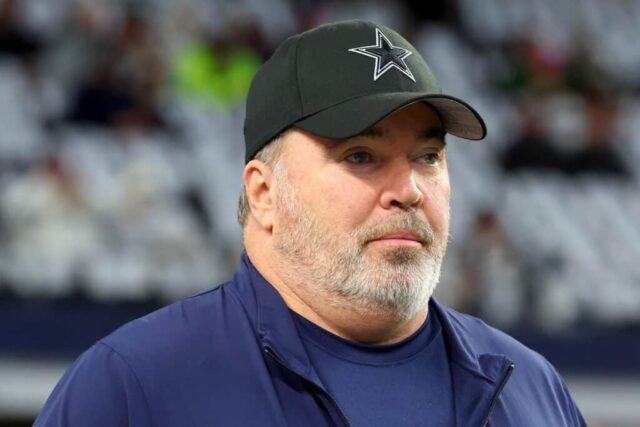 ARLINGTON, TEXAS - 14 DE JANEIRO: O técnico Mike McCarthy do Dallas Cowboys assiste à ação antes do jogo NFC Wild Card Playoff contra o Green Bay Packers no AT&T Stadium em 14 de janeiro de 2024 em Arlington, Texas.