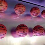 PARIS, FRANÇA - 11 DE JANEIRO: Uma vista da atmosfera no Tissot Live Bar durante o NBA Paris Game 2024 na AccorHotels Arena em 11 de janeiro de 2024 em Paris, França.