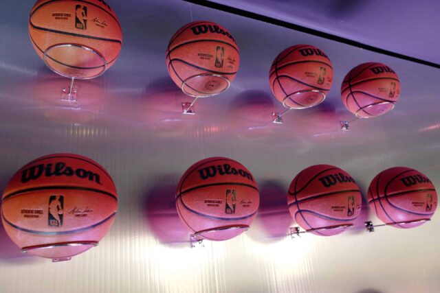 PARIS, FRANÇA - 11 DE JANEIRO: Uma vista da atmosfera no Tissot Live Bar durante o NBA Paris Game 2024 na AccorHotels Arena em 11 de janeiro de 2024 em Paris, França.