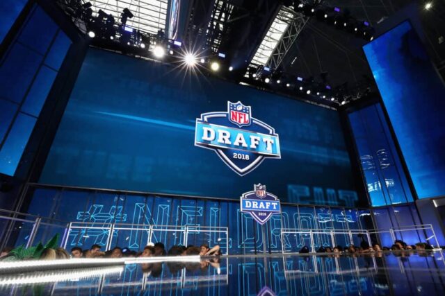 O logotipo do Draft da NFL 2018 é visto em uma placa de vídeo durante a primeira rodada do Draft da NFL 2018 no AT&T Stadium em 26 de abril de 2018 em Arlington, Texas.