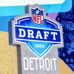 DETROIT, MICHIGAN - 27 DE ABRIL: Um detalhe do logotipo da NFL para o draft da NFL de 2024 durante a quarta rodada do draft da NFL de 2024 no Campus Martius Park e Hart Plaza em 27 de abril de 2024 em Detroit, Michigan.