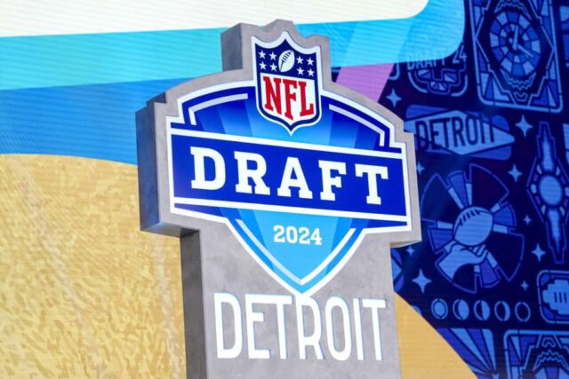 DETROIT, MICHIGAN - 27 DE ABRIL: Um detalhe do logotipo da NFL para o draft da NFL de 2024 durante a quarta rodada do draft da NFL de 2024 no Campus Martius Park e Hart Plaza em 27 de abril de 2024 em Detroit, Michigan. 