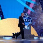DETROIT, MICHIGAN - 25 DE ABRIL: O comissário da NFL Roger Goodell sobe ao palco durante a primeira rodada do Draft de 2024 da NFL no Campus Martius Park e Hart Plaza em 25 de abril de 2024 em Detroit, Michigan.