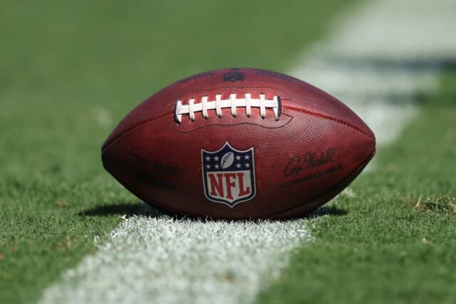 Uma visão detalhada de uma bola de futebol da NFL é vista no M&T Bank Stadium em 18 de setembro de 2022 em Baltimore, Maryland.
