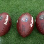Bolas de futebol em campo antes do jogo da NFL entre Las Vegas Raiders e Miami Dolphins no Allegiant Stadium em 26 de setembro de 2021 em Las Vegas, Nevada.  Os Raiders derrotaram os Dolphins por 31-28 na prorrogação.