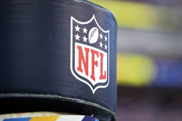 Uma visão detalhada do logotipo da NFL é vista no SoFi Stadium durante o jogo entre o Arizona Cardinals e o Los Angeles Rams em 3 de outubro de 2021 em Inglewood, Califórnia.