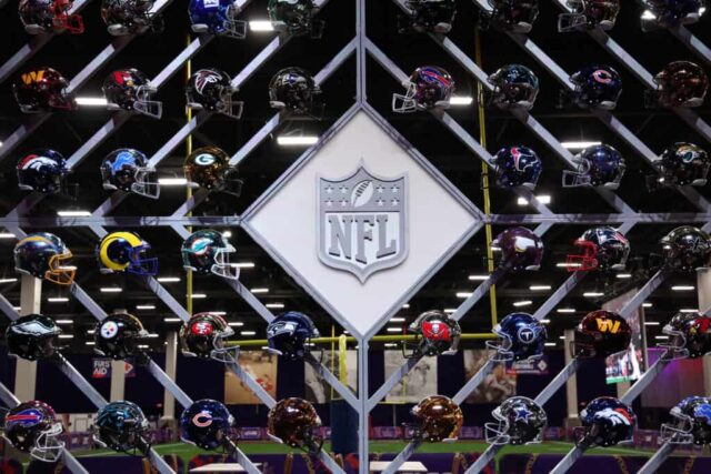 LAS VEGAS, NEVADA - FEVEREIRO 06: Uma visão geral do logotipo da NFL exibido no NFL Super Bowl Experience antes do Super Bowl LVIII em 06 de fevereiro de 2024 em Las Vegas, Nevada.