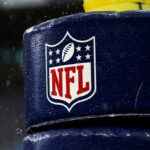 Imagem detalhada do logotipo da NFL em uma trave antes do jogo do campeonato NFC de 2015 entre o Seattle Seahawks e o Green Bay Packers no CenturyLink Field em 18 de janeiro de 2015 em Seattle, Washington.