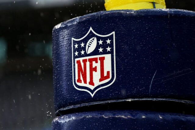 Imagem detalhada do logotipo da NFL em uma trave antes do jogo do campeonato NFC de 2015 entre o Seattle Seahawks e o Green Bay Packers no CenturyLink Field em 18 de janeiro de 2015 em Seattle, Washington.