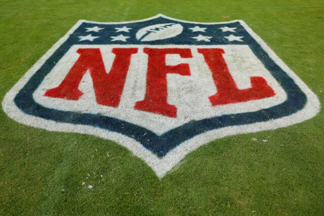 Um detalhe do logotipo da NFL no Soldier Field após o jogo entre o Chicago Bears e o Green Bay Packers em 10 de setembro de 2023 em Chicago, Illinois