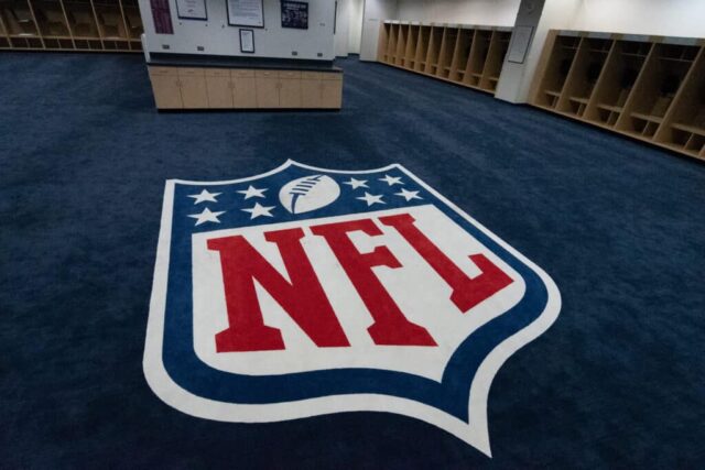 Logotipo da NFL no chão