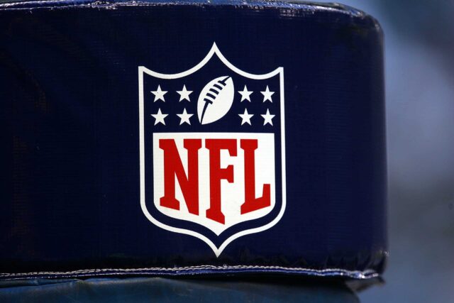 O logotipo da NFL na trave durante um jogo entre o Philadelphia Eagles e o Dallas Cowboys no Texas Stadium em 15 de setembro de 2008 em Irving, Texas.