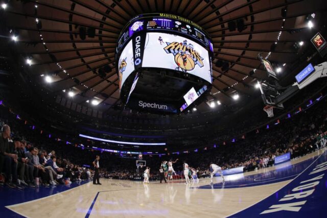 Visão geral da partida durante a primeira metade de um jogo de pré-temporada entre o Boston Celtics e o New York Knicks no Madison Square Garden em 9 de outubro de 2023 na cidade de Nova York.  NOTA AO USUÁRIO: O Usuário reconhece e concorda expressamente que, ao baixar e/ou usar esta fotografia, o Usuário está concordando com os termos e condições do Contrato de Licença da Getty Images.