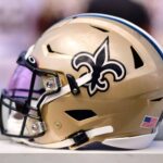 Um capacete do New Orleans Saints é visto no banco durante o jogo entre o New Orleans Saints e o Jacksonville Jaguars no TIAA Bank Field em 13 de outubro de 2019 em Jacksonville, Flórida.