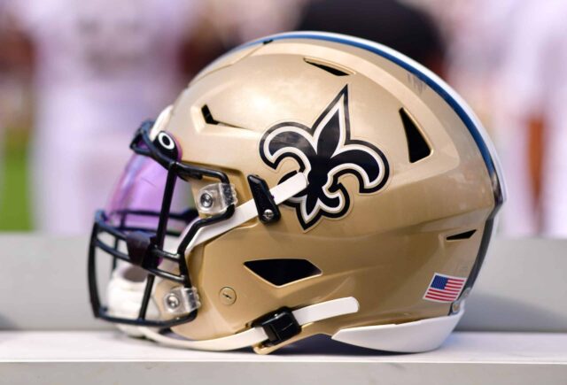 Um capacete do New Orleans Saints é visto no banco durante o jogo entre o New Orleans Saints e o Jacksonville Jaguars no TIAA Bank Field em 13 de outubro de 2019 em Jacksonville, Flórida.