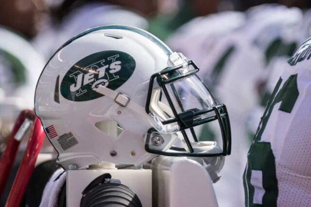 Um capacete do NY Jets fica no banco durante o segundo tempo da estreia em casa do New York Jets contra o Cincinnati Bengals no MetLife Stadium em East Rutherford, NJ.