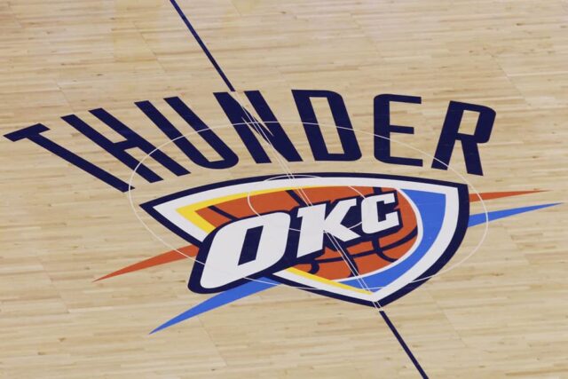 O logotipo do Thunder é visto na quadra antes do Jogo 2 - Heat at Thunder - das finais da NBA de 2012, na Chesapeake Energy Arena, Oklahoma City, Oklahoma, EUA.