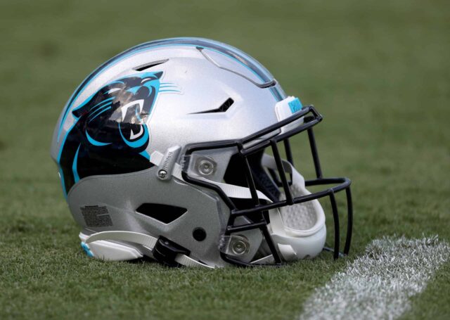 Uma visão detalhada de um capacete do Carolina Panthers antes do jogo de pré-temporada contra o Buffalo Bills no Bank of America Stadium em 16 de agosto de 2019 em Charlotte, Carolina do Norte.