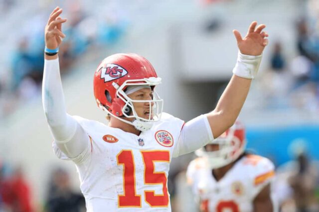 Patrick Mahomes nº 15 do Kansas City Chiefs reage à vitória contra o Jacksonville Jaguars no EverBank Stadium em 17 de setembro de 2023 em Jacksonville, Flórida