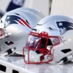 Uma vista dos capacetes do New England Patriots no banco durante o jogo de pré-temporada entre o New England Patriots e o Carolina Panthers no Gillette Stadium em 19 de agosto de 2022 em Foxborough, Massachusetts.