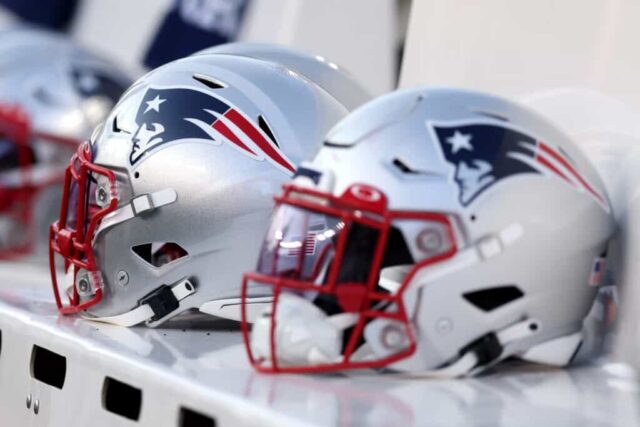Uma vista dos capacetes do New England Patriots no banco durante o jogo de pré-temporada entre o New England Patriots e o Carolina Panthers no Gillette Stadium em 19 de agosto de 2022 em Foxborough, Massachusetts.