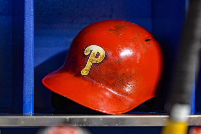 Uma visão detalhada de um capacete de rebatidas do Philadelphia Phillies no banco de reservas antes do início do jogo contra o Miami Marlins no Marlins Park em 13 de julho de 2018 em Miami, Flórida.