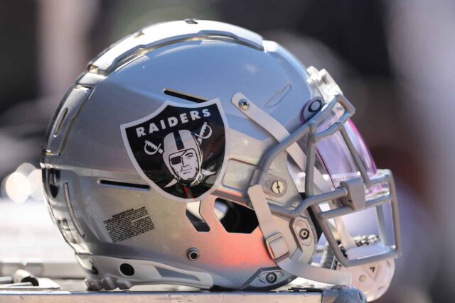 Detalhe de um capacete do Las Vegas Raiders antes do jogo contra o Chicago Bears no Soldier Field em 22 de outubro de 2023 em Chicago, Illinois.