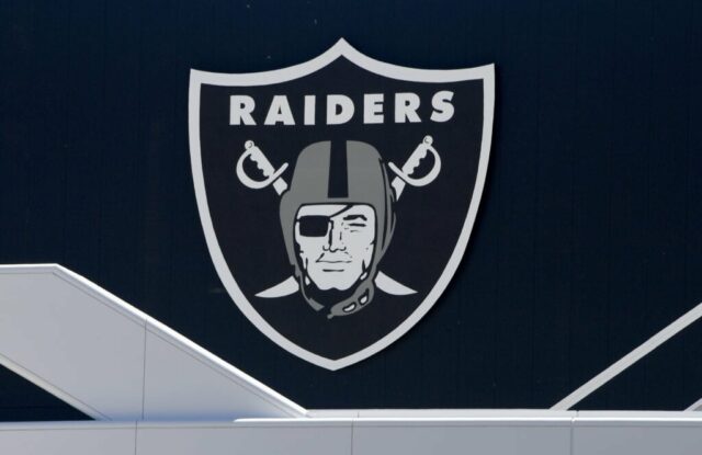 Um logotipo da equipe é mostrado acima da entrada do Las Vegas Raiders Headquarters/Intermountain Healthcare Performance Center, de 336.000 pés quadrados, em construção em 10 de junho de 2020 em Henderson, Nevada.  O local servirá como centro de treino da equipe e incluirá três campos de futebol ao ar livre, uma casa de campo de 150.000 pés quadrados com um campo e meio de futebol de salão, uma área de escritórios de três andares e uma área de 50.000 pés quadrados. centro de desempenho dos pés.