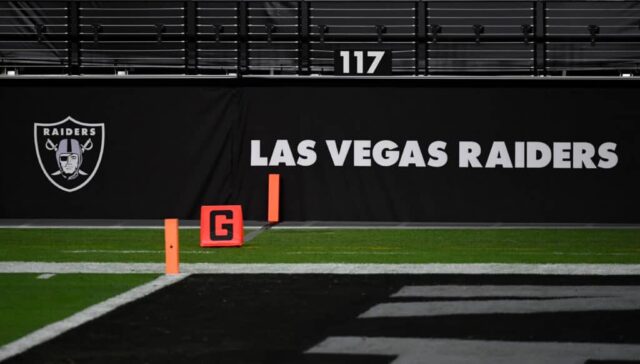 Os logotipos do Las Vegas Raiders são exibidos em uma parede antes de um jogo entre os Raiders e os Los Angeles Chargers no Allegiant Stadium em 17 de dezembro de 2020 em Las Vegas, Nevada.  Os Chargers derrotaram os Raiders por 30-27 na prorrogação.