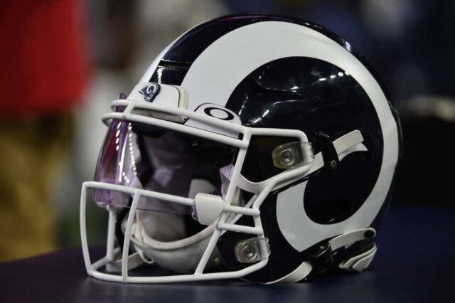 Um capacete do Los Angeles Rams está pronto para a próxima série durante o jogo de futebol entre o Los Angeles Rams e o Houston Texans no NRG Stadium em 29 de agosto de 2019 em Houston, Texas.