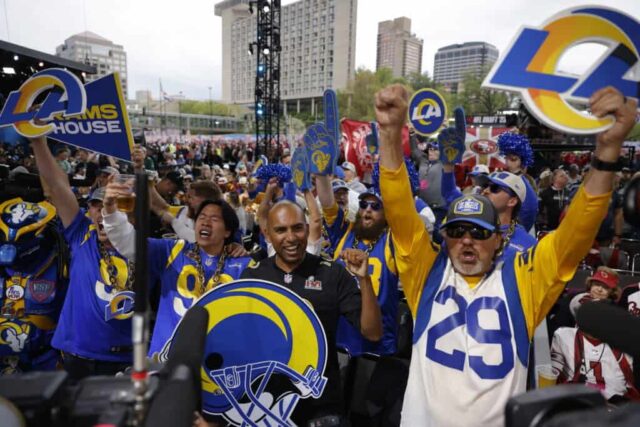 KANSAS CITY, MO - 28 DE ABRIL: Os fãs do Los Angeles Rams reagem à seleção de seus times na segunda rodada do Draft da NFL de 2023 na Union Station em 28 de abril de 2023 em Kansas City, Missouri.