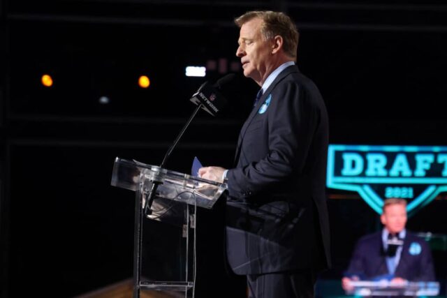 O comissário da NFL Roger Goodell anuncia Justin Fields no palco após ser selecionado em 11º lugar pelo Chicago Bears durante a primeira rodada do Draft da NFL de 2021 no Great Lakes Science Center em 29 de abril de 2021 em Cleveland, Ohio.