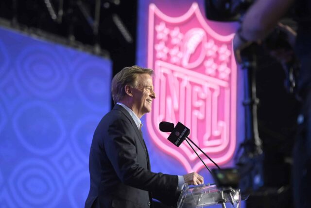 O comissário da NFL Roger Goodell fala no palco para dar início à primeira rodada do Draft da NFL de 2022 em 28 de abril de 2022 em Las Vegas, Nevada.