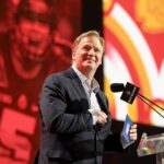 O comissário da NFL Roger Goodell sorri durante a primeira rodada do Draft de 2022 da NFL em 28 de abril de 2022 em Las Vegas, Nevada.