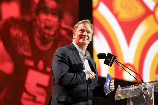 O comissário da NFL Roger Goodell sorri durante a primeira rodada do Draft de 2022 da NFL em 28 de abril de 2022 em Las Vegas, Nevada.