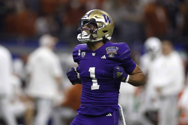 NOVA ORLEÃES, LOUISIANA - 01 DE JANEIRO: Rome Odunze # 1 do Washington Huskies reage durante o primeiro tempo contra o Texas Longhorns durante a semifinal CFP Allstate Sugar Bowl no Caesars Superdome em 01 de janeiro de 2024 em Nova Orleans, Louisiana.