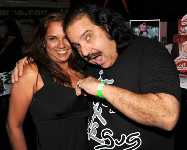 Ron Jeremy indiciado por 30 acusações de agressão sexual, envolvendo 21 vítimas